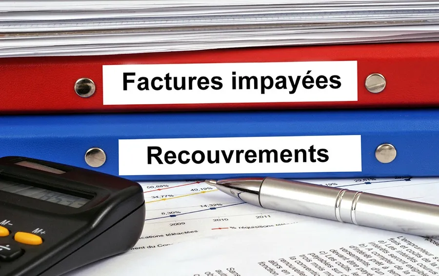 Classeurs de factures impayées et de recouvrements d'une entreprise