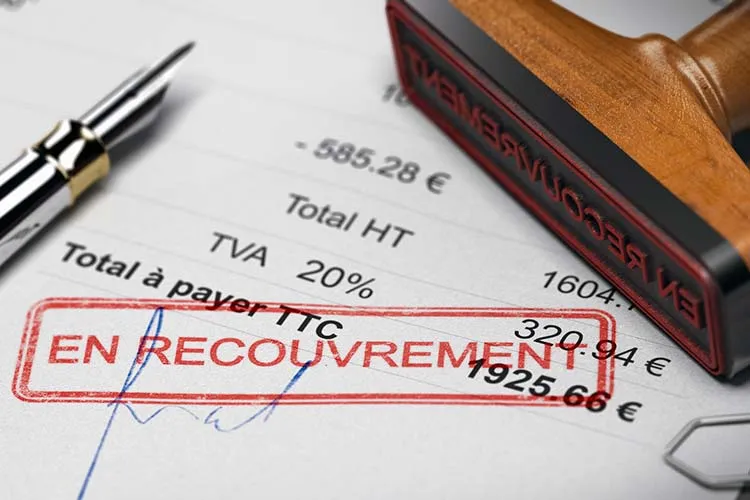 Facture marquée du tampon en recouvrement, totaux TTC et mentions de relance